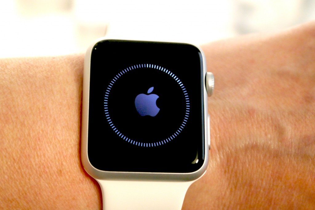 Alla guida con Apple Watch. In Canada ti multano