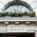 Banche europee, giù la leva e meno dipendenti