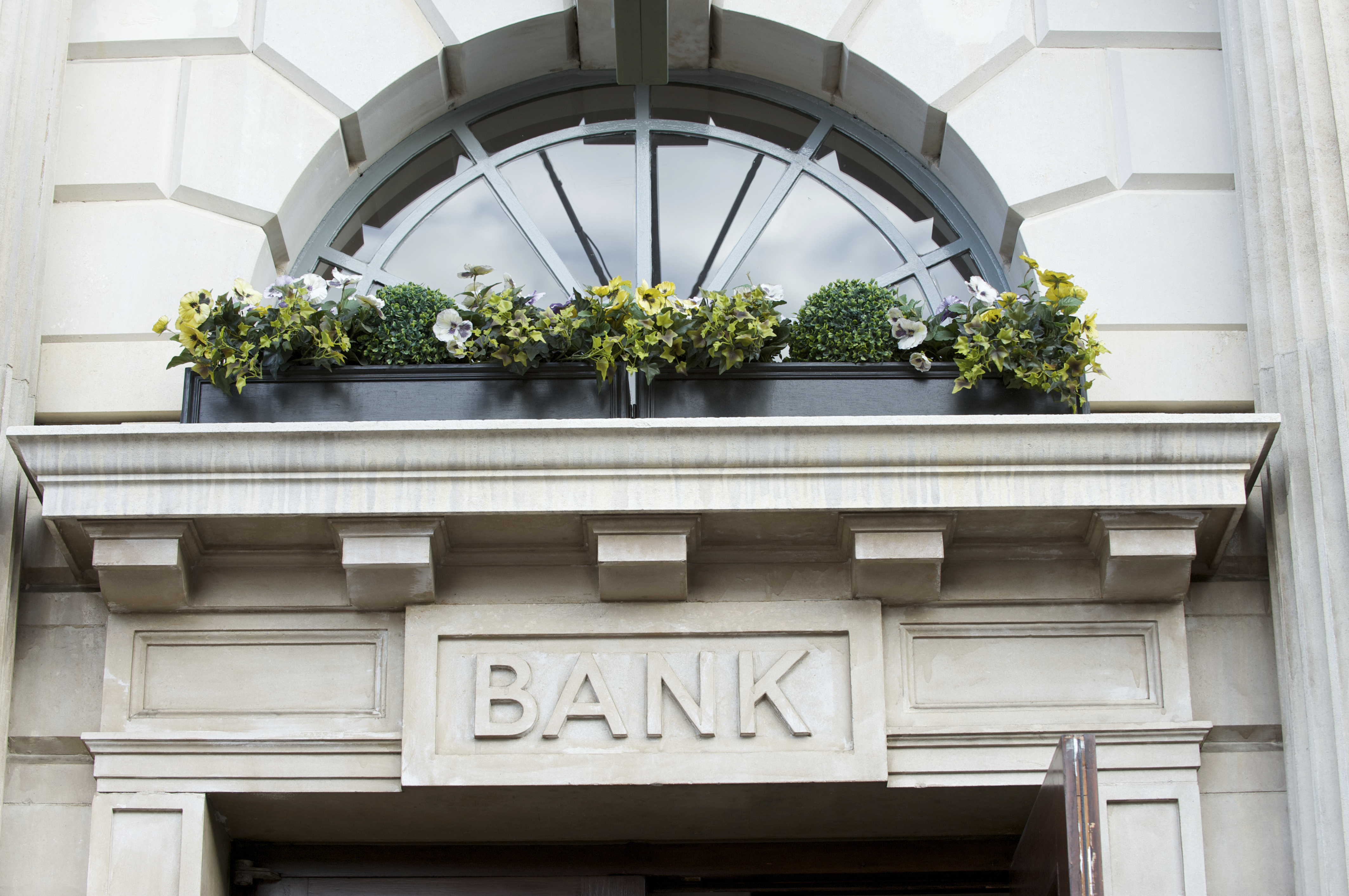 financialounge -  commissione Europa fusioni e acquisizioni leva finanziaria licenziamenti settore bancario