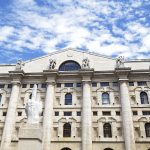 Operatori finanziari, Piazza Affari su e euro/dollaro ancora giù