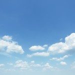 Tre nubi all’orizzonte in un cielo sereno