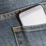 Arrivano i jeans che ricaricano lo smartphone