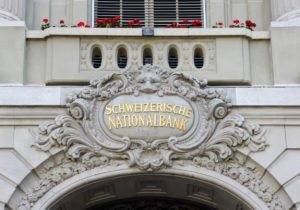 Svizzera, le due spine nel fianco della banca centrale