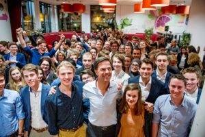 Elezioni Olanda, Mark Rutte insieme ai suoi sostenitori (Fonte: profilo Facebook VVD)