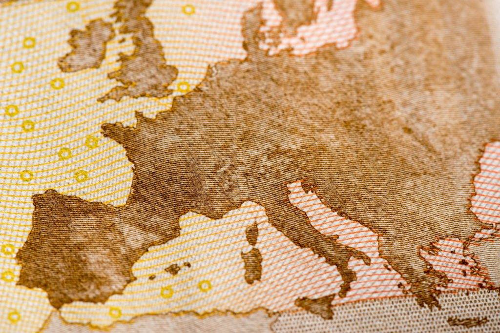 financialounge -  BCE Emmanuel Macron euro Mario Draghi politica monetaria spread