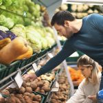 Sempre più uomini fanno la spesa. E i supermercati si adeguano