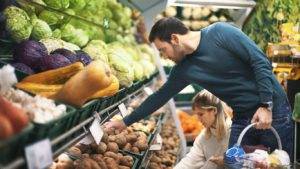 Sempre più uomini fanno la spesa. E i supermercati si adeguano
