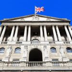 Bank of England alza i tassi dopo 10 anni e la sterlina perde terreno