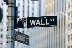 Azioni: Wall Street sostenuta dagli utili, l’Europa dalle valutazioni