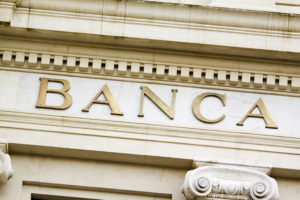 Banche più sane di 10 anni fa, ma detengono troppi governativi domestici