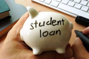 Studenti USA sempre più indebitati: un fardello da 1.500 miliardi di dollari
