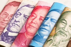 Dazi commerciali, uno scudo con titoli di stato USA e valute asiatiche