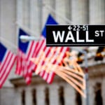 Gli utili corrono a Wall Street, in Europa la politica frena
