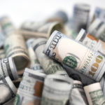 Le due storie del dollaro, forte contro i pari ma debole sugli emergenti