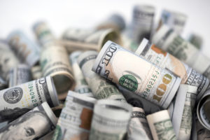 Le due storie del dollaro, forte contro i pari ma debole sugli emergenti