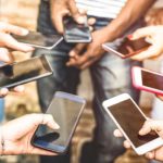 Vendite iPhone in calo, ma Apple viaggia verso i mille miliardi