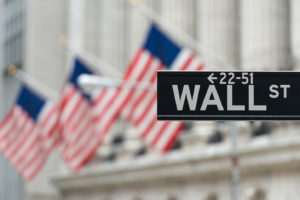 Record a Wall Street, ma scatta un allarme di liquidità