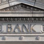 Banche: meglio puntare sulle obbligazioni che sulle azioni