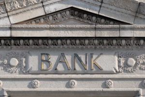 Banche: meglio puntare sulle obbligazioni che sulle azioni