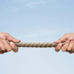 Due forze contrapposte orientano l’andamento dei mercati