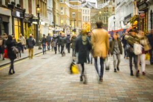 Economia globale appesa a consumi e servizi