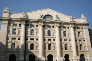 Fusione Fca-Peugeot, trattativa confermata: i titoli decollano a Milano e Parigi