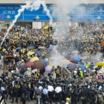 Notte di violenza a Hong Kong, ma la Borsa resiste