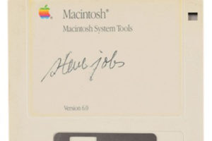 Asta record per un floppy firmato Steve Jobs