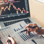 Coronavirus, l’analisi del broker londinese: “Lo shock sui mercati sarà di breve termine”