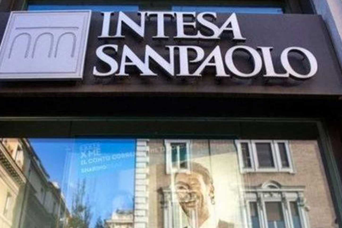 Intesa sanpaolo. Интеза Санпаоло Италия. Intesa Bank Italy. Banca Intesa Sanpaolo приложение. Интеза Санпаоло итальянский банк фото.