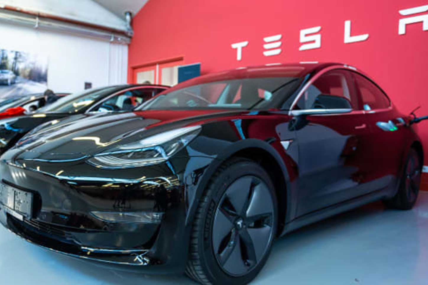 financialounge -  auto elettrica settore automobilistico Tesla
