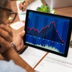 Borse europee poco mosse, caute su accordo debito USA, petrolio in netto calo