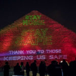 Sulla Piramide di Cheope compare la scritta “State a casa”