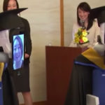 Giappone, i robot ritirano i diplomi “impersonando” gli studenti in quarantena