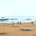 Spiagge, arrivano le regole: un metro di distanza anche in acqua