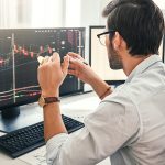 Prevale la cautela, Borse europee contrastate, piatti i futures a Wall Street