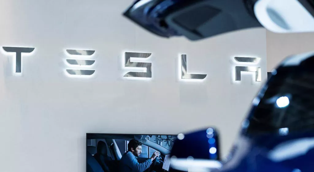 financialounge - auto azioni Robyn Denholm stock option Tesla