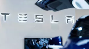 financialounge - auto azioni Robyn Denholm stock option Tesla