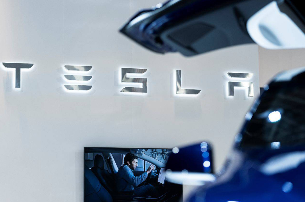 financialounge -  auto azioni Robyn Denholm stock option Tesla