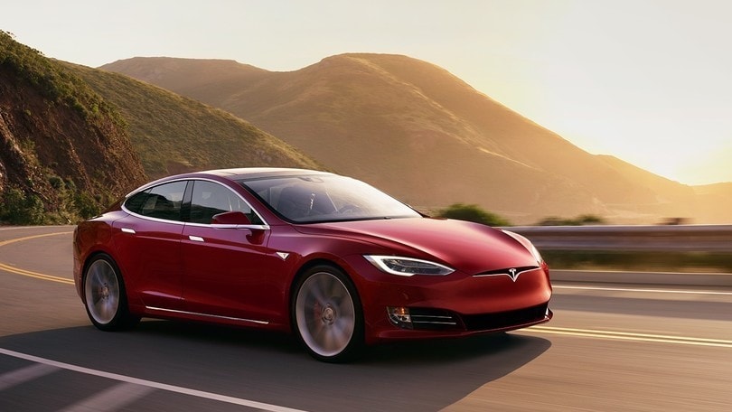 financialounge -  auto auto elettriche ESG Model S Plaid smart Tesla