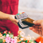 Bonus per chi paga con le carte: dal 1 dicembre sconto fino a 300 euro