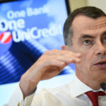 Borse in rialzo per effetto vaccino Moderna, UniCredit apre a -7% dopo la resa di Mustier