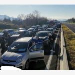 Ristoratori bloccano l’autostrada del Sole per protesta: “Fateci lavorare”