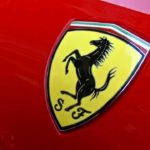 Ferrari, l’utile in crescita non basta: il titolo crolla (-5%) per lo spostamento del target