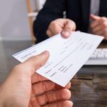 Attenzione ai pagamenti con assegni, ecco tutti i rischi con il Fisco