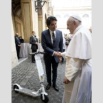 Un monopattino elettrico per il Papa