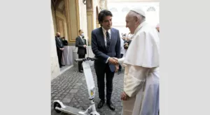 financialounge -  Assosharing Matteo Tanzilli Monopattino elettrico Papa Francesco sostenibilità