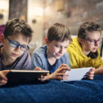 Smartphone, ecco a che età i giovani iniziano ad usarlo e come
