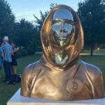 In Ungheria una statua per l’inventore del Bitcoin Satoshi Nakamoto