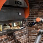 I robot preparano la pizza a Parigi: è l’addio ai pizzaioli?